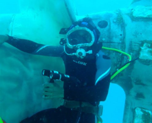 THE MATERIAL OF THE BRUSH DEPENDS ON MARINE GROW ATTACHED